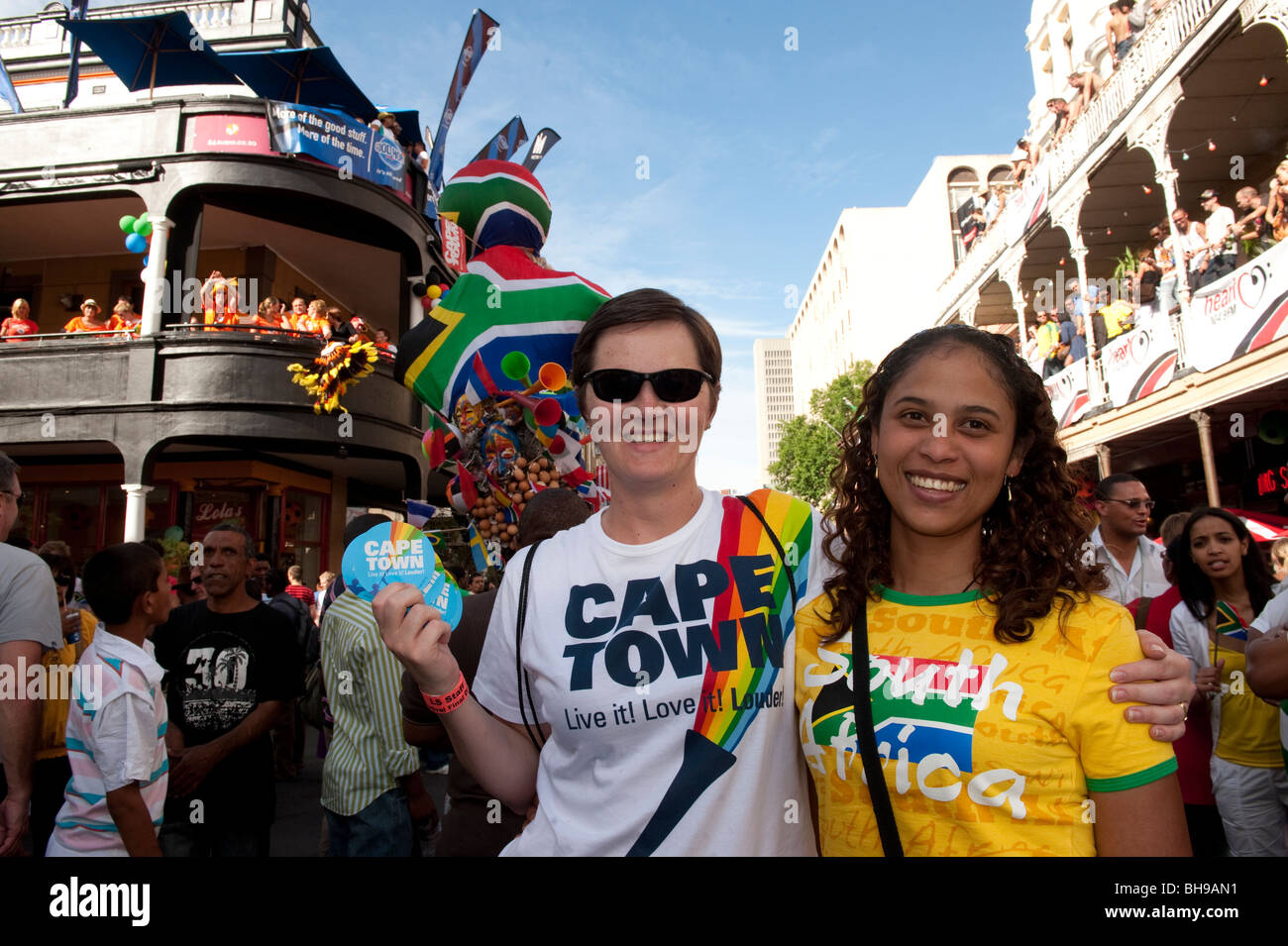 Football fans célébrer sur le ventilateur de la FIFA Mile à Cape Town Afrique du Sud Banque D'Images