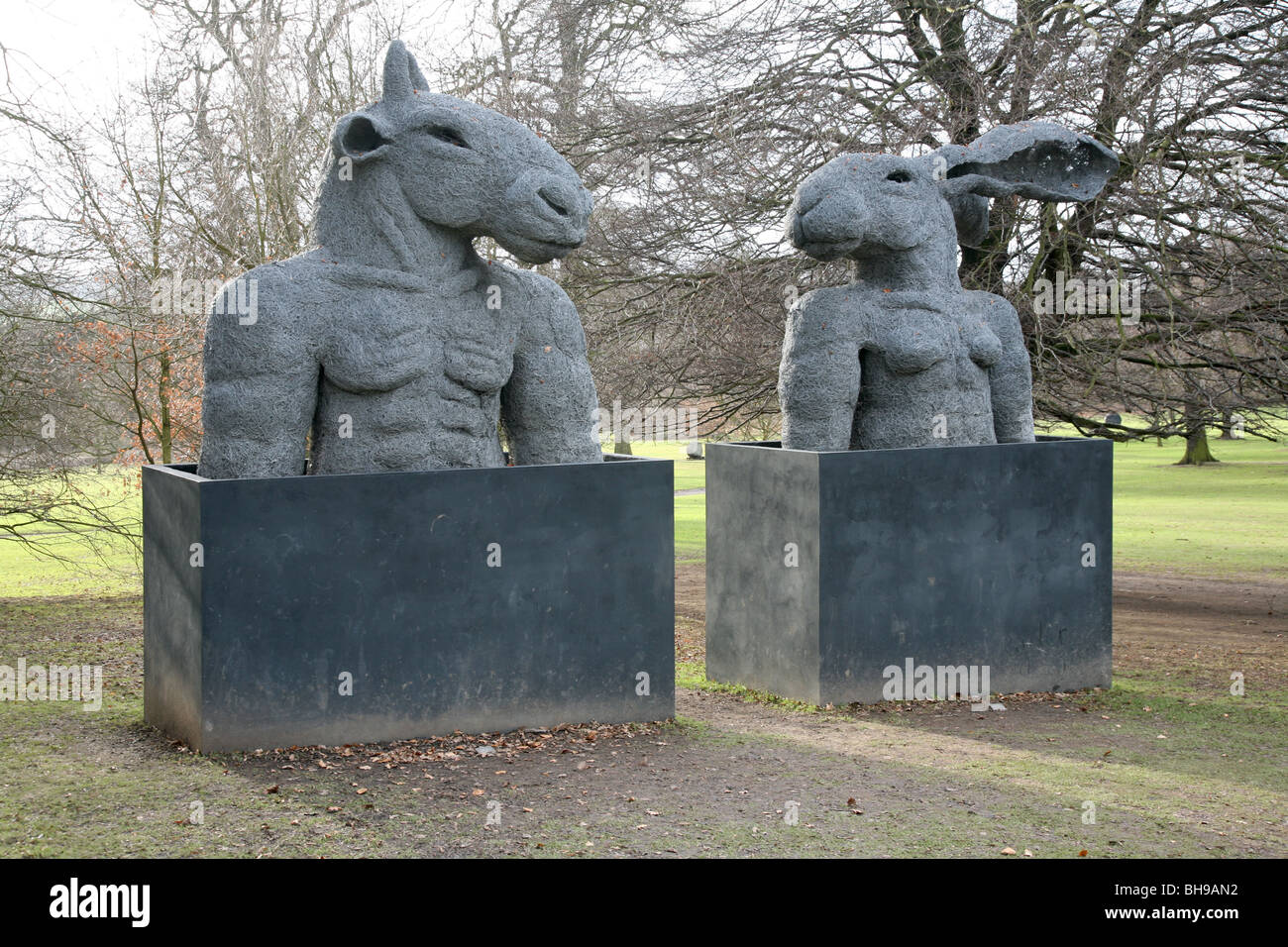 Minotaure et Lady Hare wire sculptures par Sophie Ryder. Banque D'Images