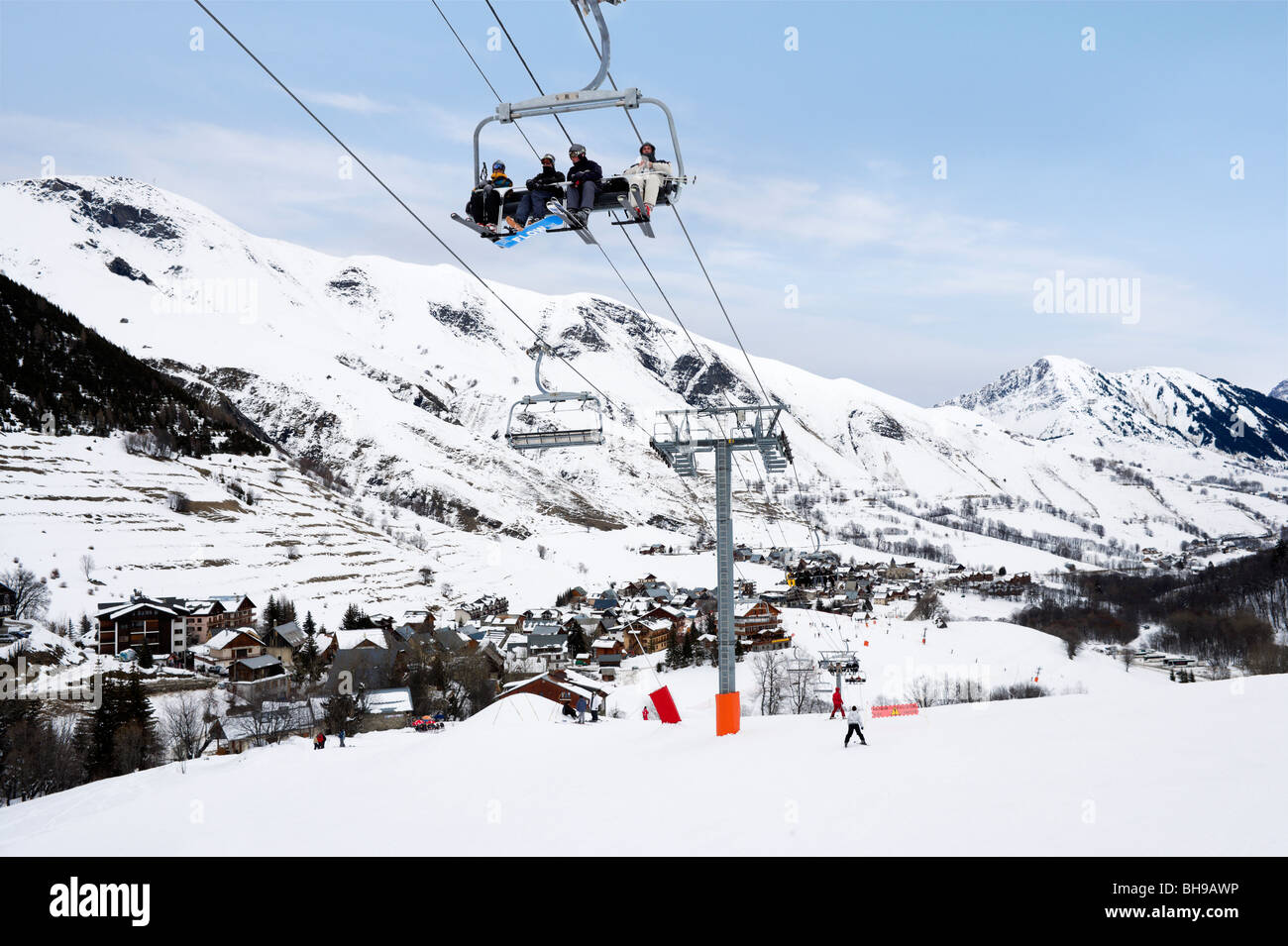 Vue depuis les pistes, sur la station de St Sorlin d'Arves, les Sybelles, la station de ski du Massif de la Maurienne, France Banque D'Images