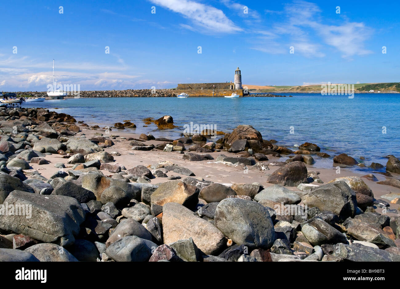 Logan dans le port de Rhins of Galloway en Dumfries et Galloway dans le sud-ouest de l'Écosse avec le granit phare construit en 1830 Banque D'Images