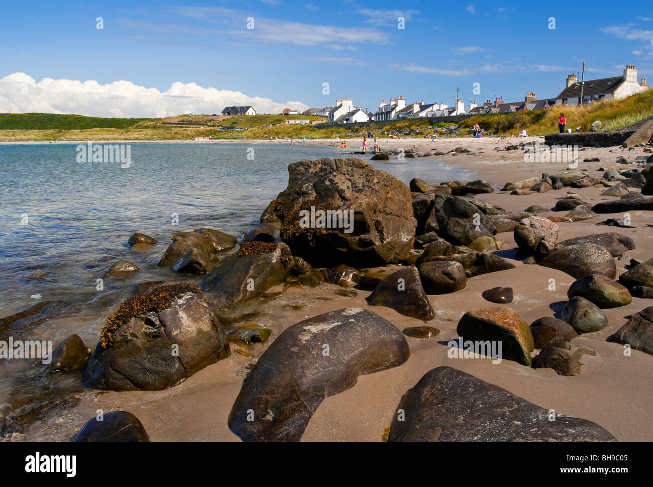 Logan dans le port de Rhins of Galloway en Dumfries et Galloway dans le sud-ouest de l'Écosse avec la plage de rochers en premier plan Banque D'Images