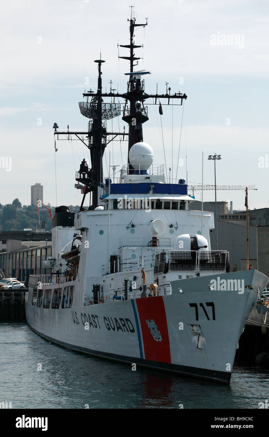 Un navire de la Garde côtière américaine amarré à l'US Coast Guard Station Seattle Banque D'Images