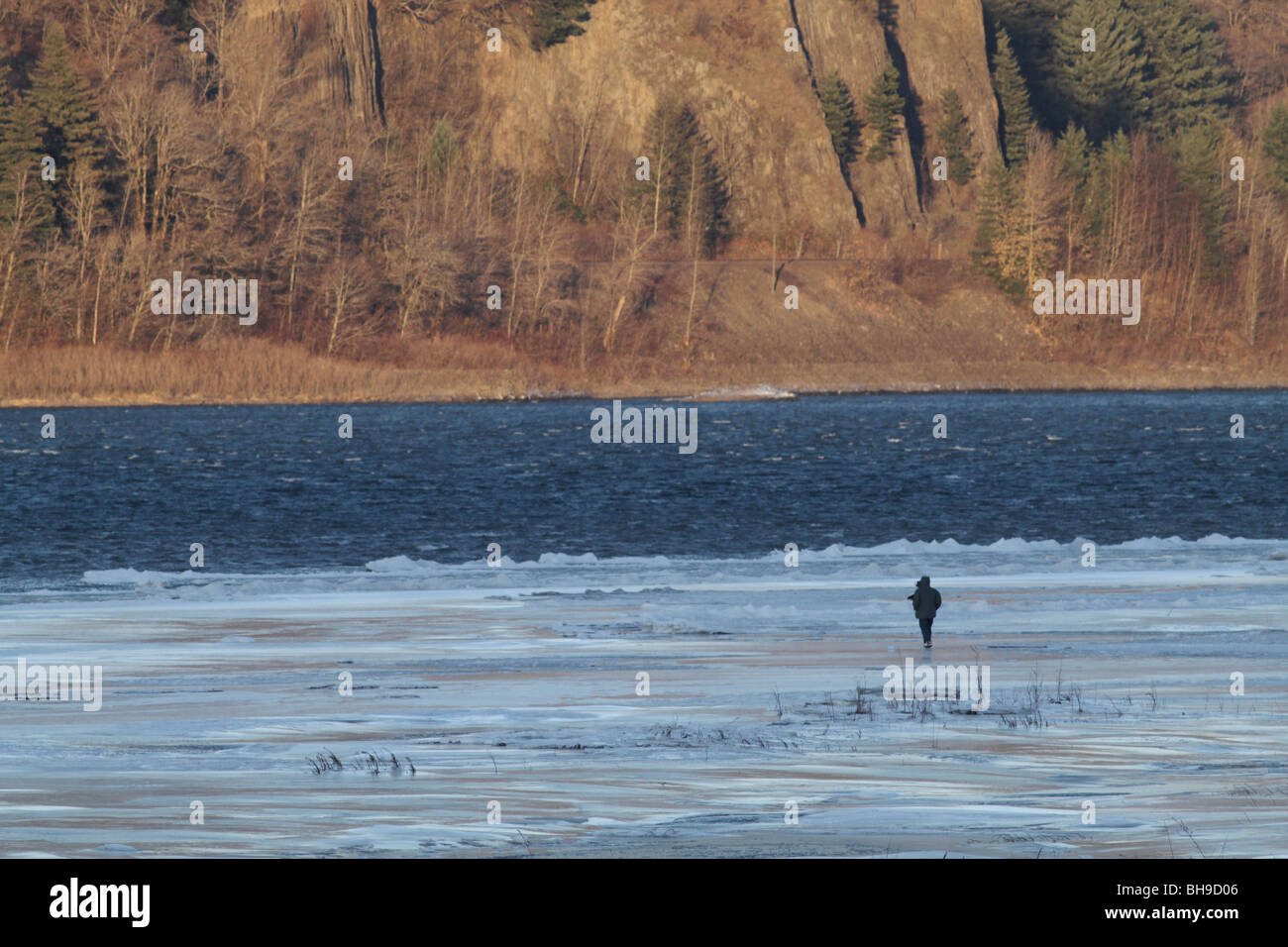 Une personne marche sur un couvert de glace de la rivière Columbia dans l'Oregon Banque D'Images