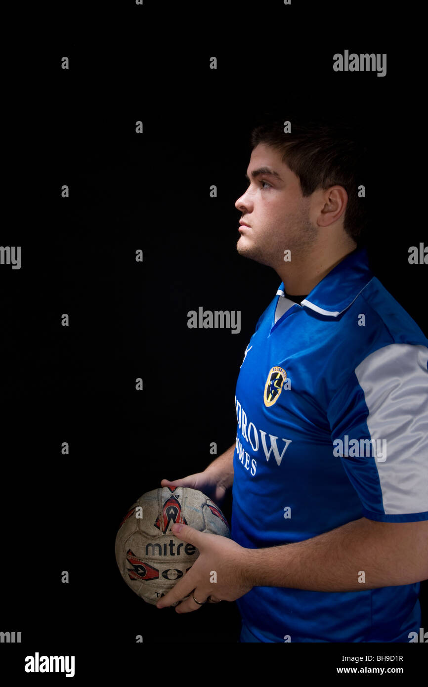 Homme portant une chemise de Cardiff City Football club holding a football. Banque D'Images