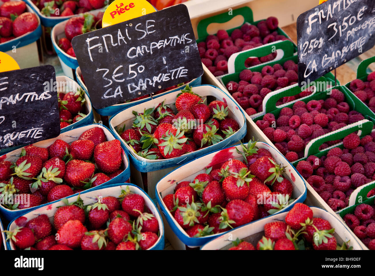 Petits fruits pour la vente au marché de Saint Rémy de Provence France Banque D'Images