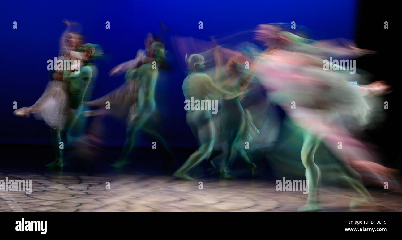 Troubles de Cendrillon et Blanche-neige danse avec green fées dans le Ballet Jorgen production théâtrale de Toronto Banque D'Images