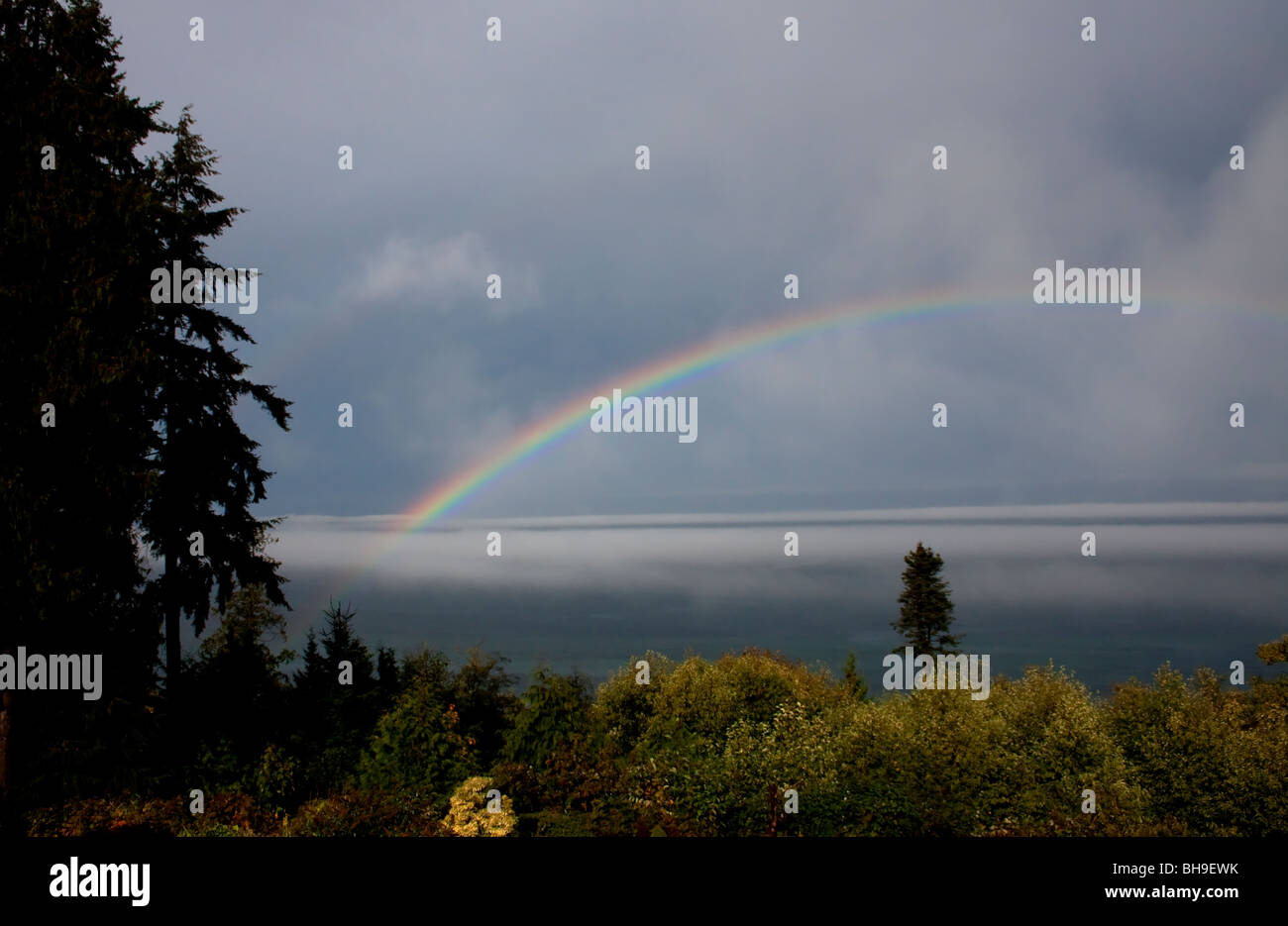 Arc-en-ciel sur le détroit de Géorgie du nord de l'île de Vancouver, Nanaimo BC Canada et vue vers les îles Lasqueti et Texada Banque D'Images