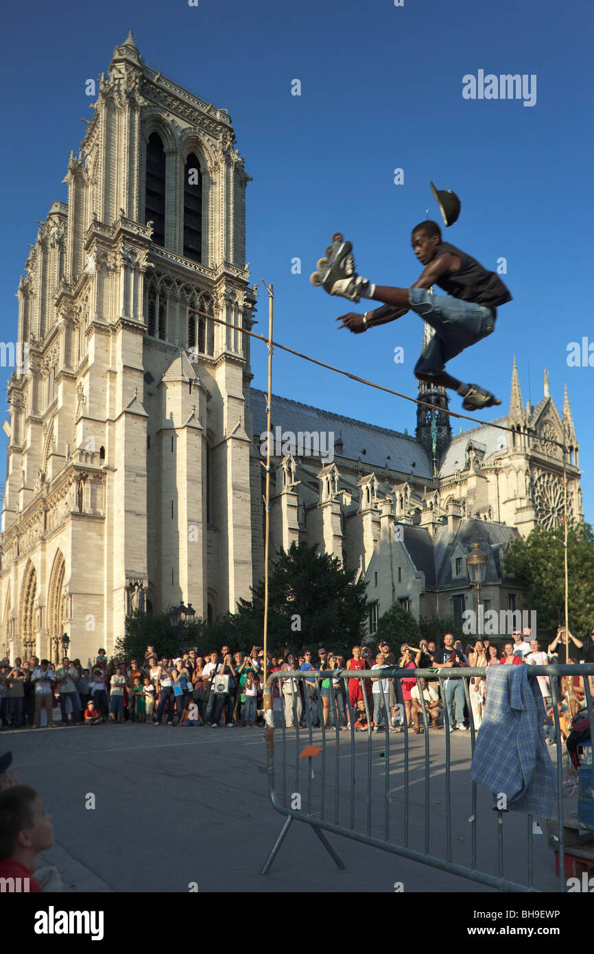High Roller Skate cavaliers, la Cathédrale Notre Dame , Paris, France Banque D'Images