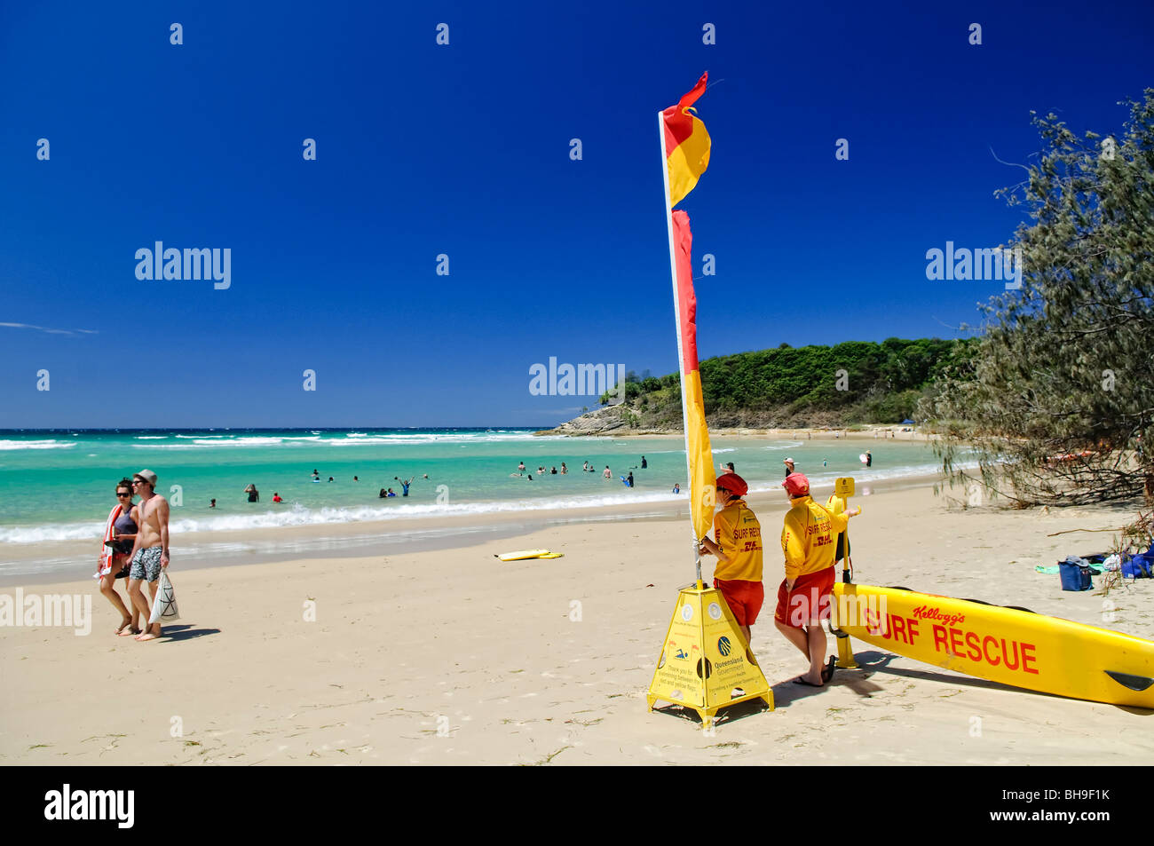 NORTH Stradbroke Island, Australie - Sauveteurs en service au cylindre Beach sur l'Île Stradbroke-nord, Queensland, Australie. Les drapeaux repère sur les bords de la zone recommandée pour la baignade, comme les nageurs sont encourager à rester entre les drapeaux. North Stradbroke Island, juste à côté de l'État du Queensland, capitale de Brisbane, est la deuxième plus grande île de Sable et, avec ses kilomètres de plages de sable, une populaire destination de vacances d'été. Banque D'Images
