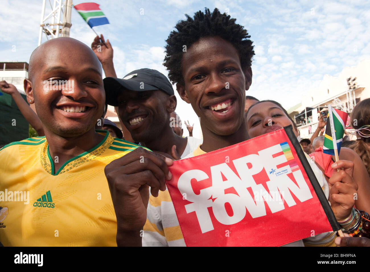 Football fans célébrer sur le ventilateur de la FIFA Mile à Cape Town Afrique du Sud Banque D'Images