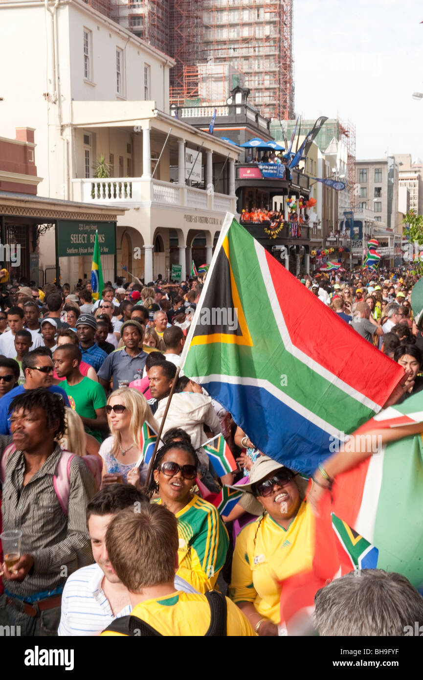 FIFA Fan Fest fans avec drapeau célébrant à Cape Town Afrique du Sud Banque D'Images