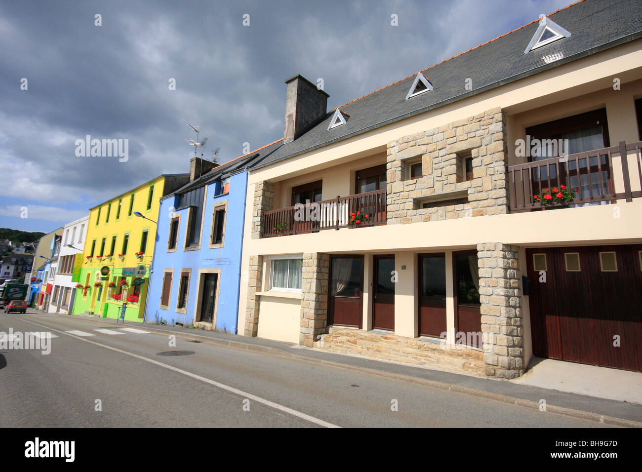 Maisons françaises peints avec différentes couleurs lumineuses Banque D'Images