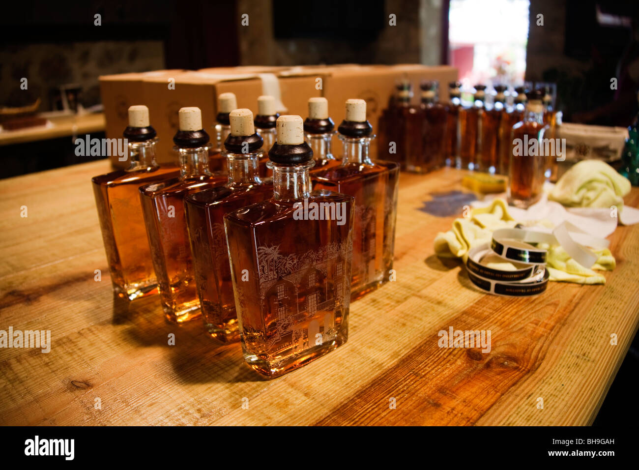 Bouteilles de rhum vieux de 12 ans dans la salle d'embouteillage de la rhumerie de St Nicholas Abbey sur l'île des Caraïbes de la Barbade Banque D'Images