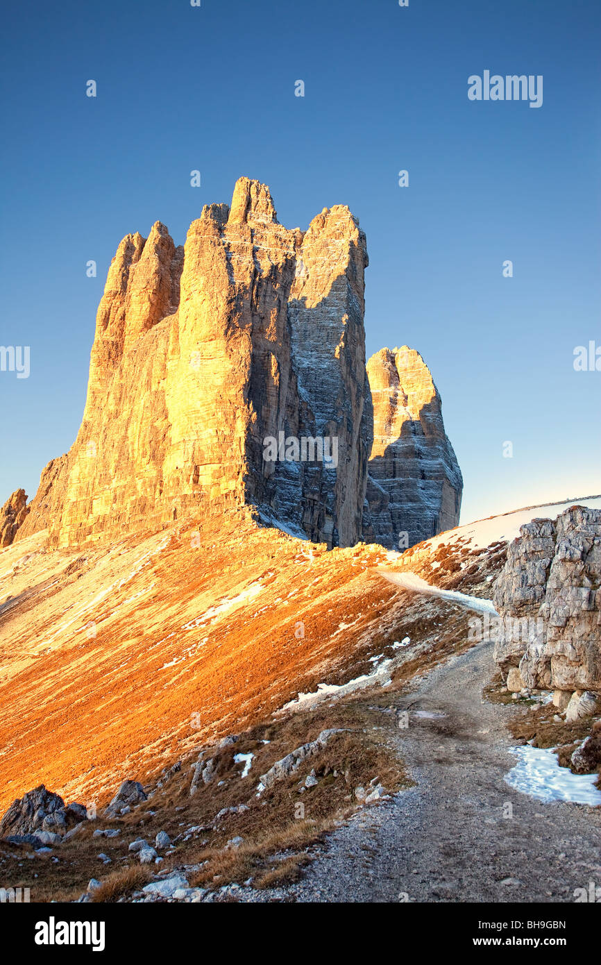 Le chemin menant vers la Cime di Lavaredo 3 au lever du soleil Banque D'Images