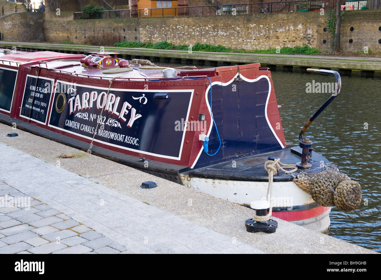 Longboat ou barge sur Regent's Canal , amarré par Kings Place , inscrits Tarporley , Camden & canaux 15-04 Association Banque D'Images