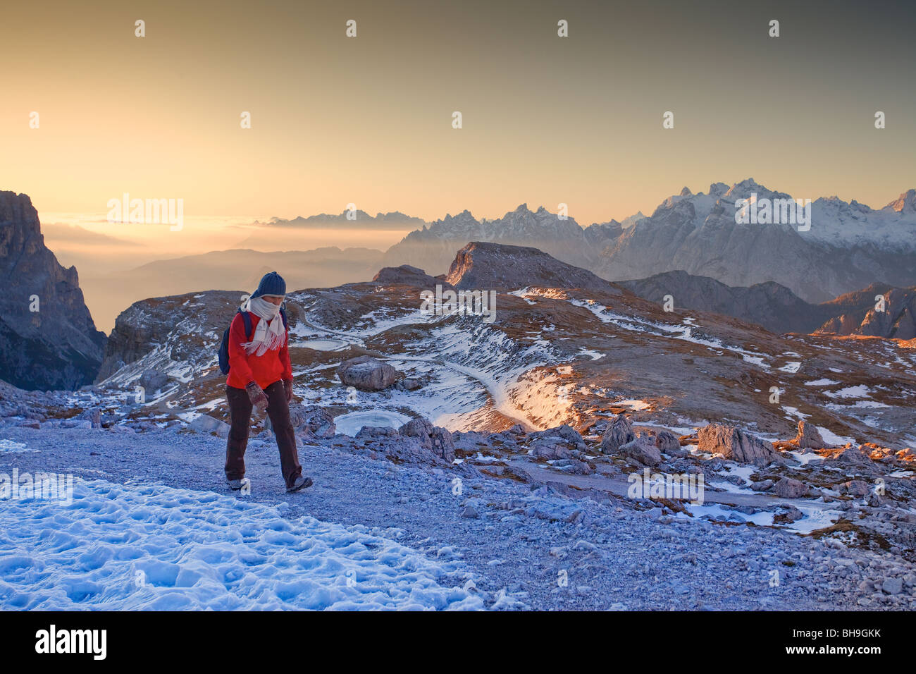 Une fille qui marche vers la Cime di Lavaredo 3 au lever du soleil Banque D'Images