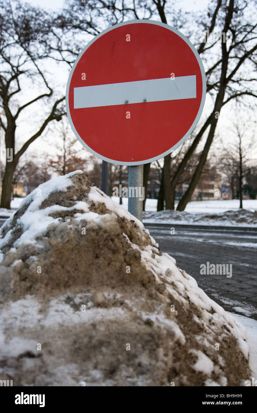 Pas de panneau d'entrée dans une colline de neige, à Hanovre, Allemagne Banque D'Images