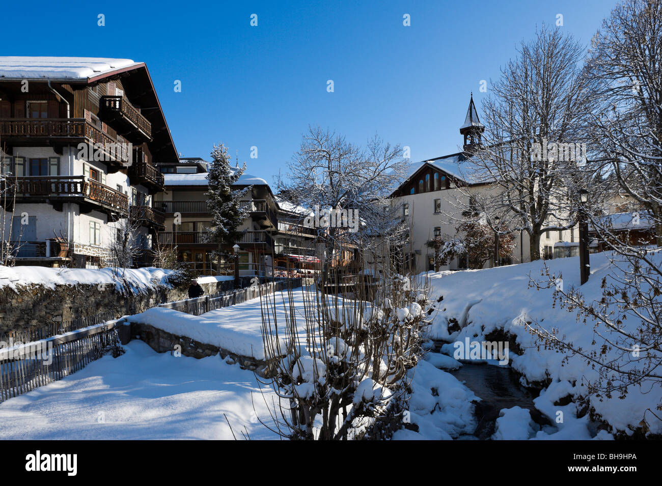 Ruisseau près du centre de la station de Megève, Haute Savoie, France Banque D'Images