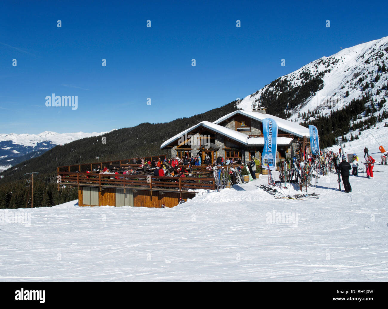 Les skieurs ayant déjeuner dans un restaurant de montagne à l'altiport de Méribel, station de ski 3 Vallées, Tarentaise, Savoie, France Banque D'Images