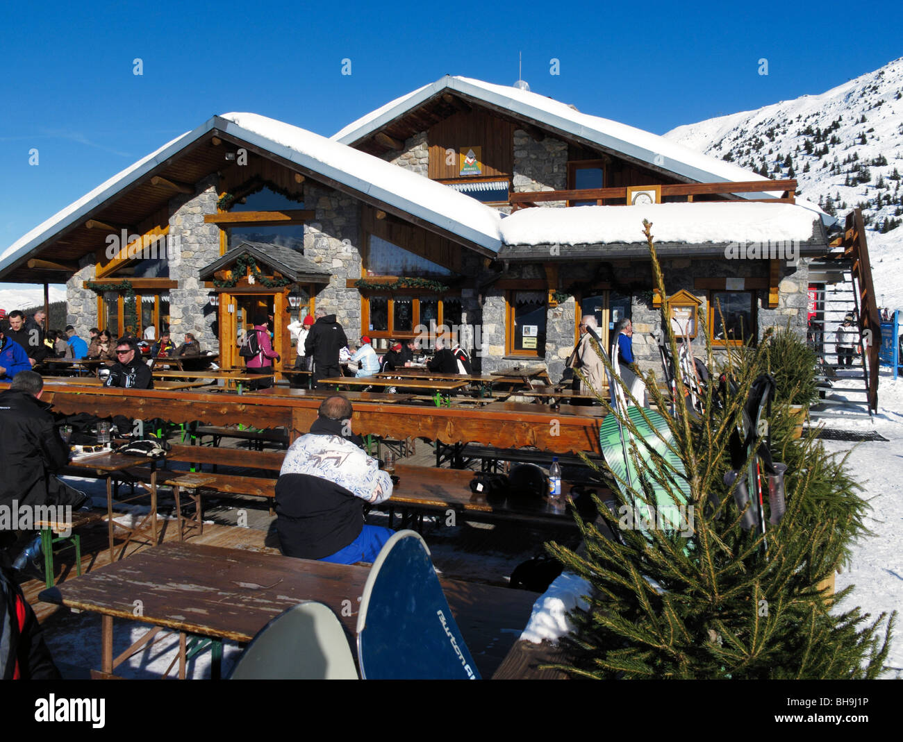 Les skieurs ayant déjeuner dans un restaurant de montagne à l'altiport de Méribel, station de ski 3 Vallées, Tarentaise, Savoie, France Banque D'Images