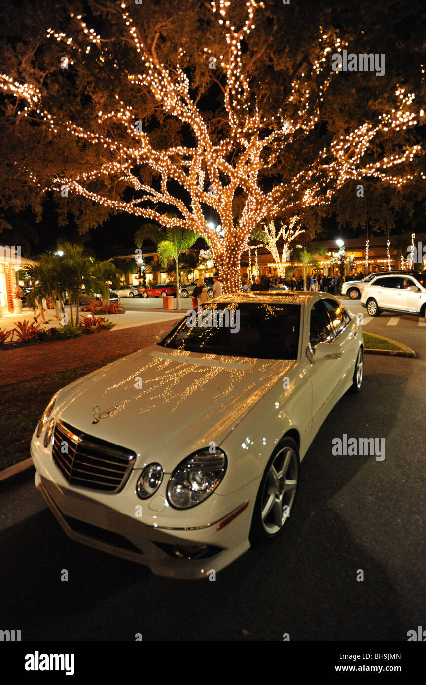 Mercedes Benz blanche exotique voiture sous un arbre de lumière féerique dans le quartier historique de Naples Florida USA Banque D'Images