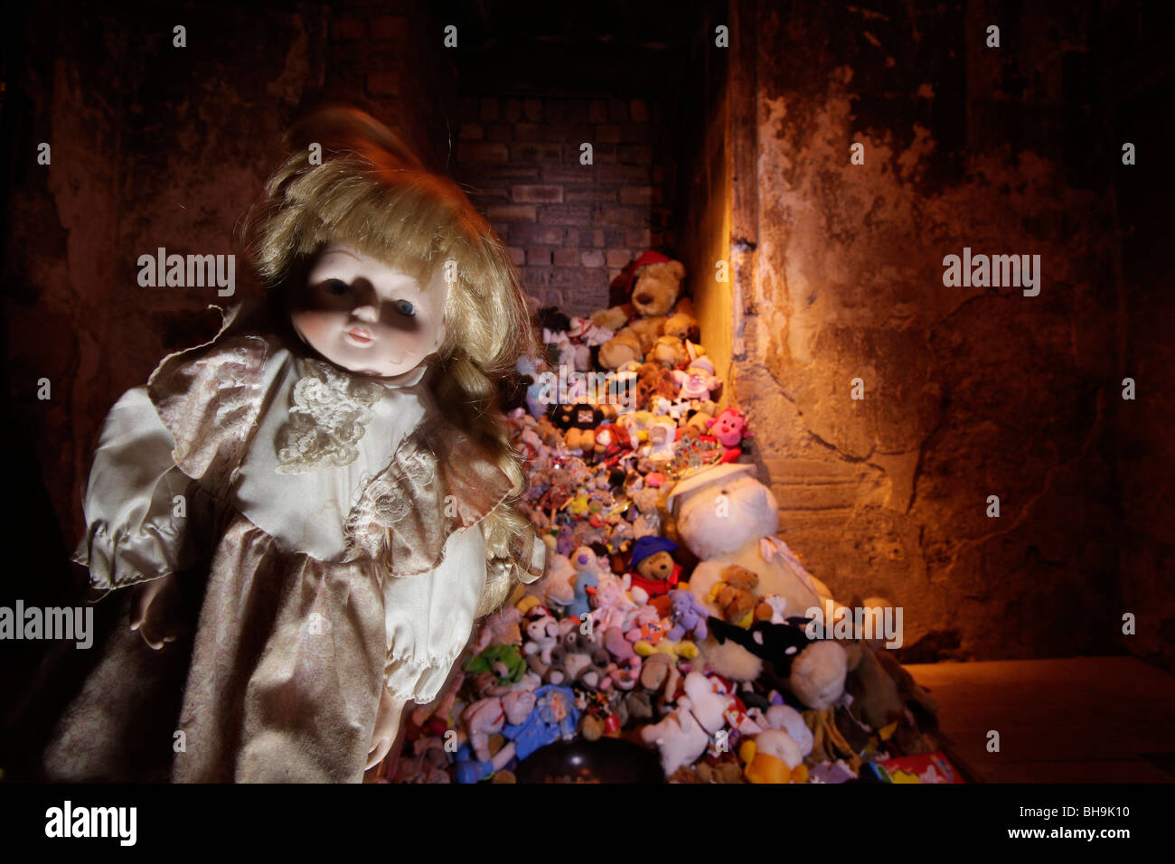 La poupée de l'enfant dans le sanctuaire du vrai Mary King's Close, Édimbourg Banque D'Images