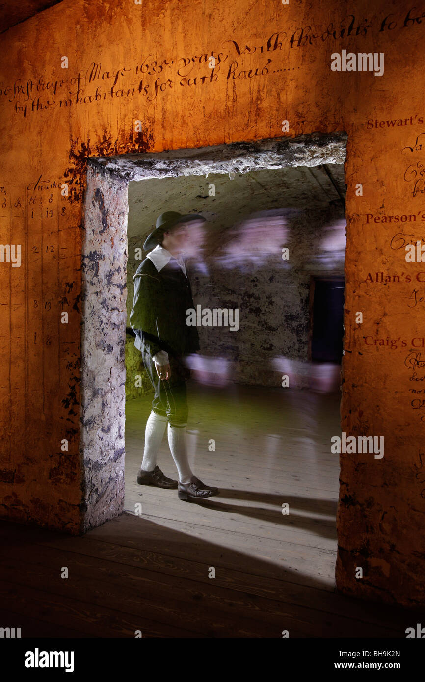 La figure fantomatique d'un homme vu dans une porte dans le vrai Mary King's Close attraction touristique, Édimbourg Banque D'Images