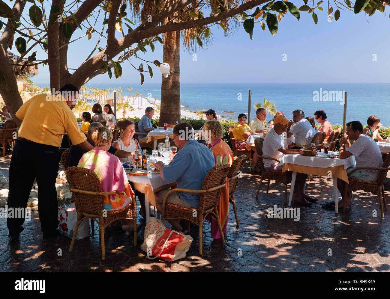 Terrasse de restaurant, La Cala Benalmadena-Costa, la province de Malaga, Costa del Sol, Espagne. Banque D'Images