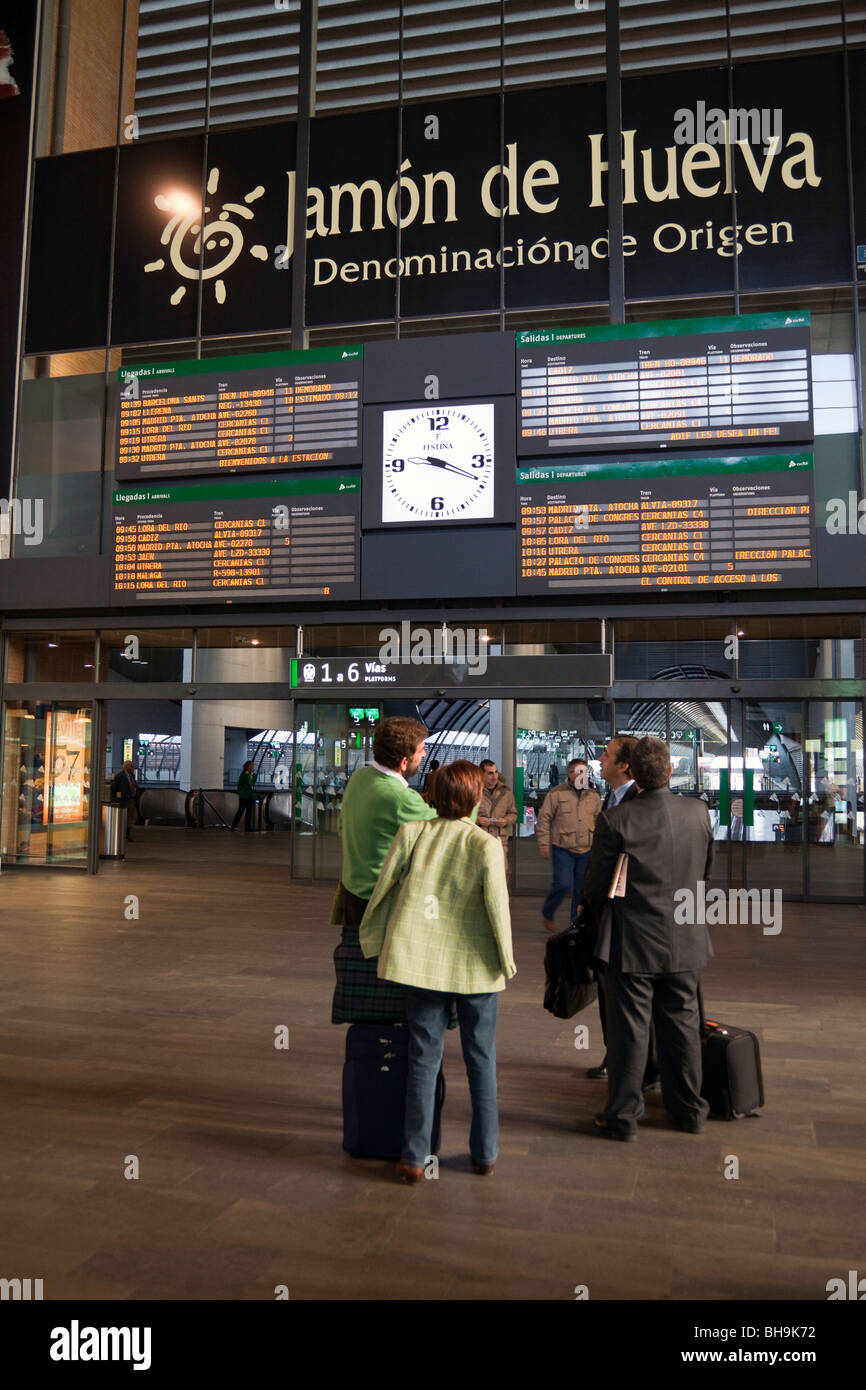 Les passagers à la recherche à l'avis du conseil, la gare Santa Justa, Séville, Espagne Banque D'Images