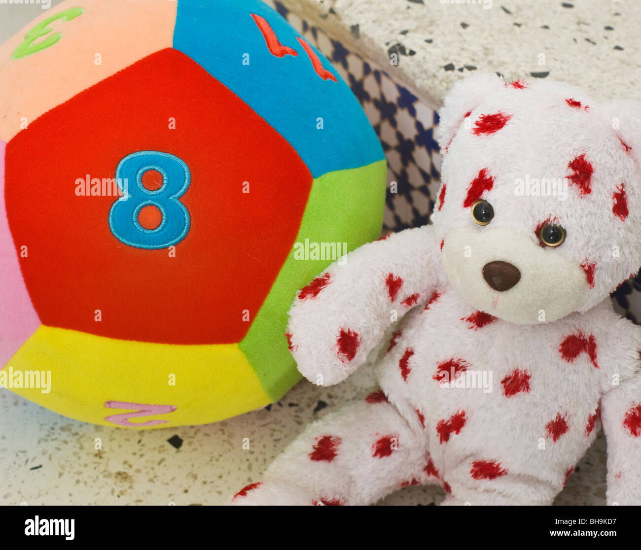 L'enfant l'ours en peluche et jouets balle molle Banque D'Images