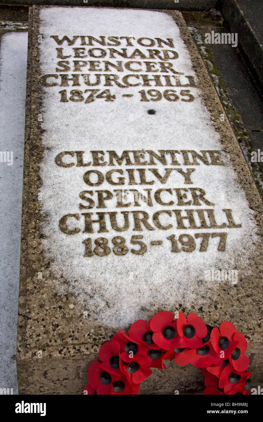 Neige sur la tombe de Sir Winston Churchill, Woodstock, Oxfordshire, Angleterre Banque D'Images
