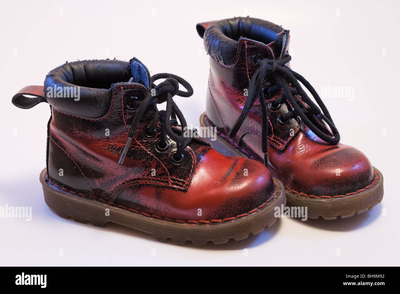 Une paire d'enfants en cuir rouge et noir bottes Doc Martin Banque D'Images