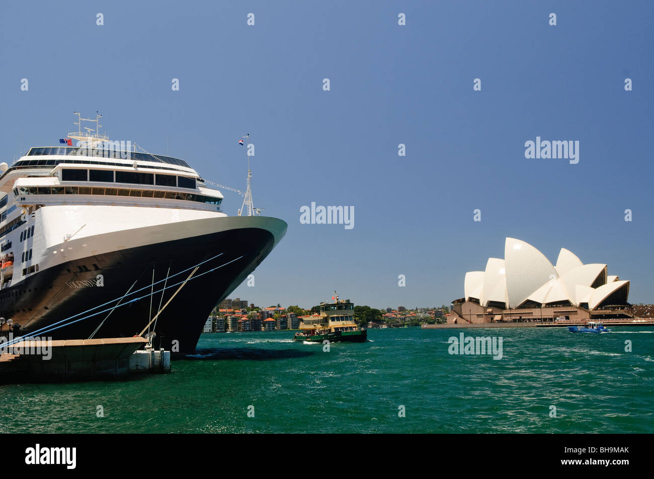 SYDNEY, Australie - SYDNEY, AUSTRALIE - un grand bateau de croisière amarré à Circular Quay, à côté du quartier des roches, avec l'Opéra de Sydney dans l'arrière-plan. Banque D'Images