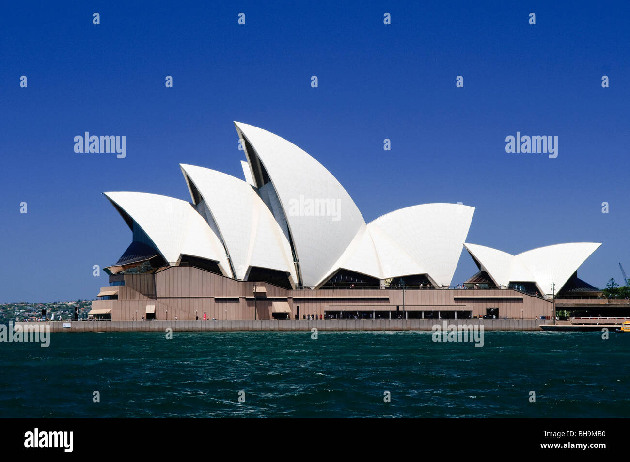 Sydney Opera House Sail Design Sydney Australie // SYDNEY, Australie — L'Opéra de Sydney se dresse sur Bennelong point sous un ciel bleu clair par une journée ensoleillée. Le centre des arts de la scène classé au patrimoine mondial de l'UNESCO, conçu par l'architecte danois Jørn Utzon, a été achevé en 1973 et est reconnu dans le monde entier pour ses coquilles en forme de voile distinctives. Le bâtiment se trouve bien en vue au bord du port de Sydney, constituant le monument architectural le plus reconnaissable d'Australie et un lieu culturel majeur accueillant plus de 1 500 spectacles chaque année. Banque D'Images
