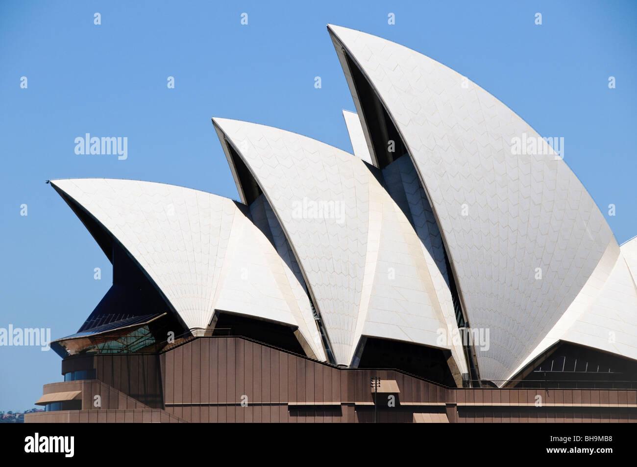Sydney Opera House Sydney Australie // SYDNEY, Australie — L'Opéra de Sydney se dresse sur Bennelong point sous un ciel bleu clair par une journée ensoleillée. Le centre des arts de la scène classé au patrimoine mondial de l'UNESCO, conçu par l'architecte danois Jørn Utzon, a été achevé en 1973 et est reconnu dans le monde entier pour ses coquilles en forme de voile distinctives. Le bâtiment se trouve bien en vue au bord du port de Sydney, constituant le monument architectural le plus reconnaissable d'Australie et un lieu culturel majeur accueillant plus de 1 500 spectacles chaque année. Banque D'Images