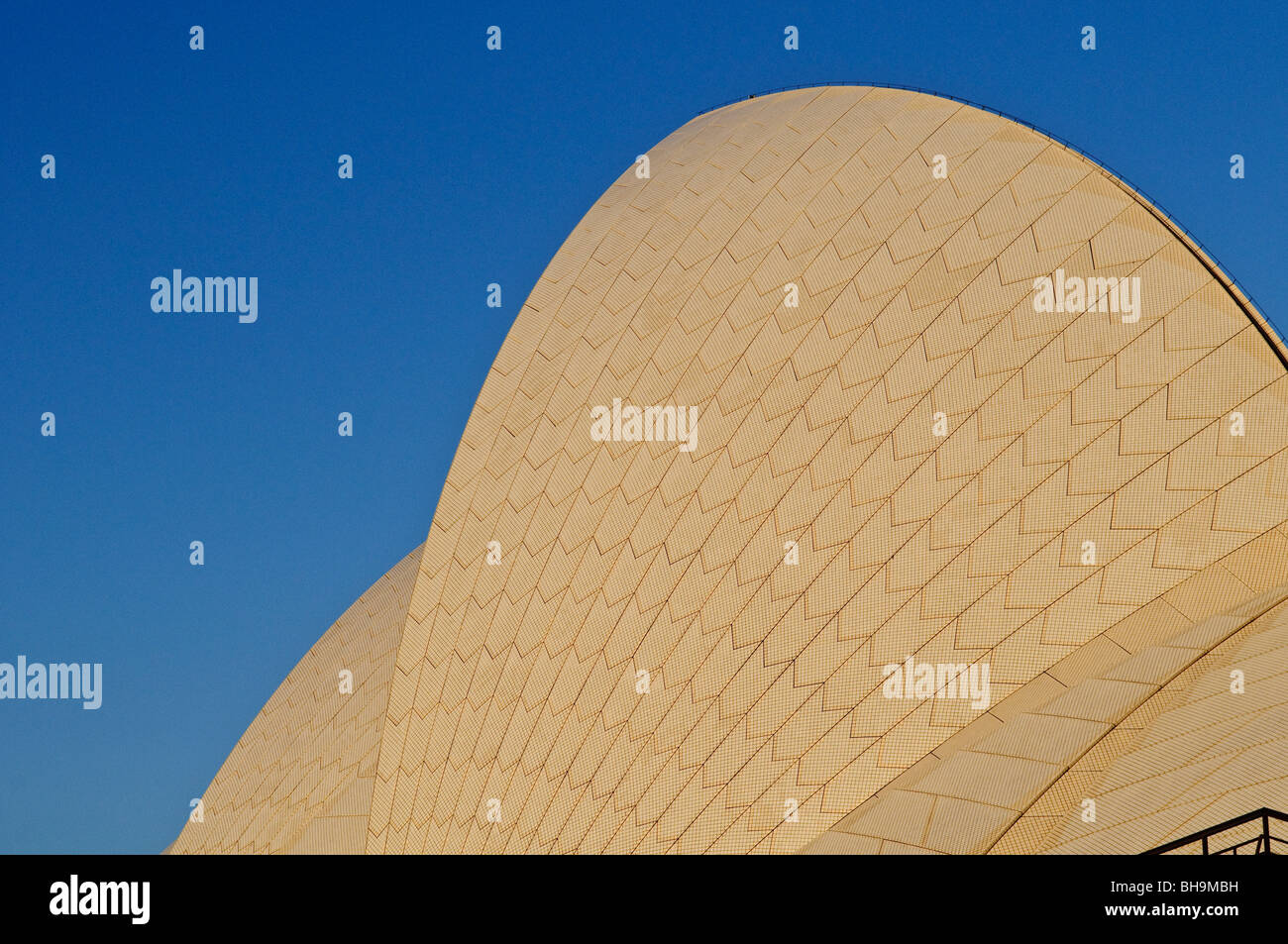 Détails de la voile de l'Opéra de Sydney Australie // SYDNEY, Australie — L'Opéra de Sydney se dresse sur Bennelong point sous un ciel bleu clair par une journée ensoleillée. Le centre des arts de la scène classé au patrimoine mondial de l'UNESCO, conçu par l'architecte danois Jørn Utzon, a été achevé en 1973 et est reconnu dans le monde entier pour ses coquilles en forme de voile distinctives. Le bâtiment se trouve bien en vue au bord du port de Sydney, constituant le monument architectural le plus reconnaissable d'Australie et un lieu culturel majeur accueillant plus de 1 500 spectacles chaque année. Banque D'Images