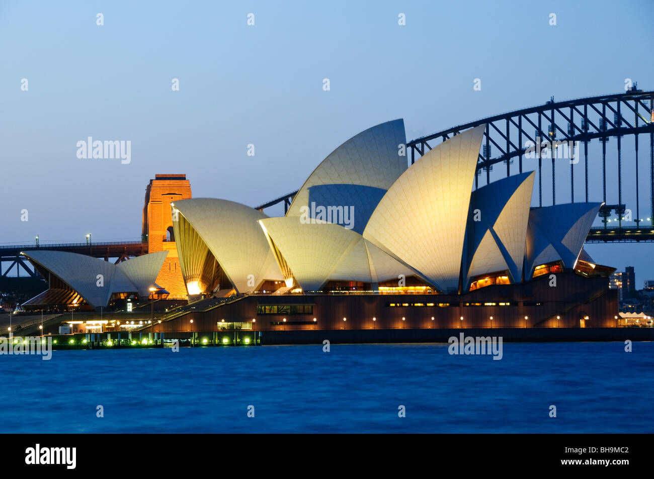 SYDNEY, Australie - SYDNEY, AUSTRALIE - Sydney Opera House et Sydney Harbour Bridge en arrière-plan comme vu à partir de la rom Mme Macquarie's Point la nuit Banque D'Images