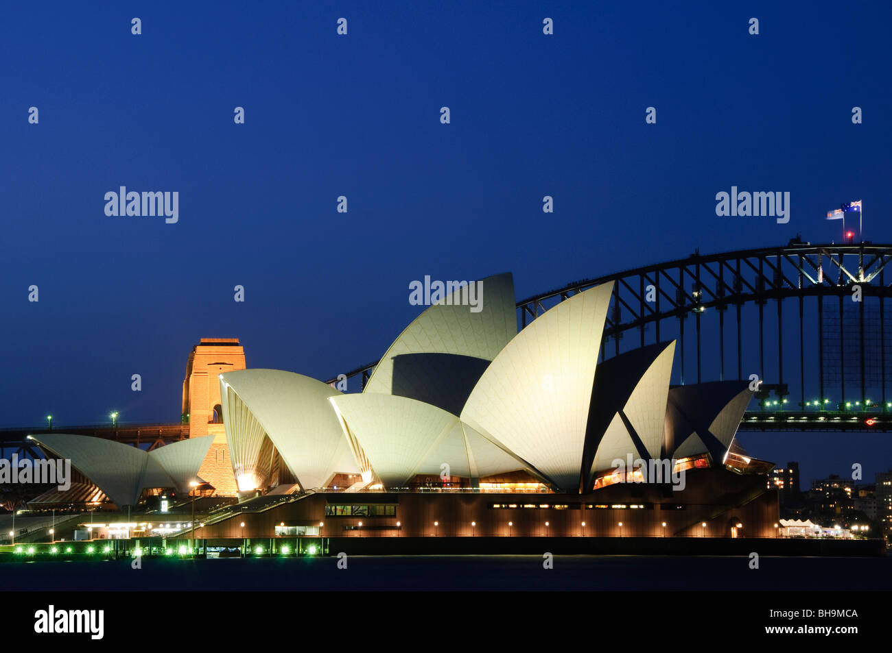 SYDNEY, Australie - SYDNEY, AUSTRALIE - Le célèbre Opéra de Sydney et Sydney Harbour Bridge en arrière-plan comme vu à partir de la rom Mme Macquarie's Point la nuit sur le port de Sydney, Australie. Banque D'Images