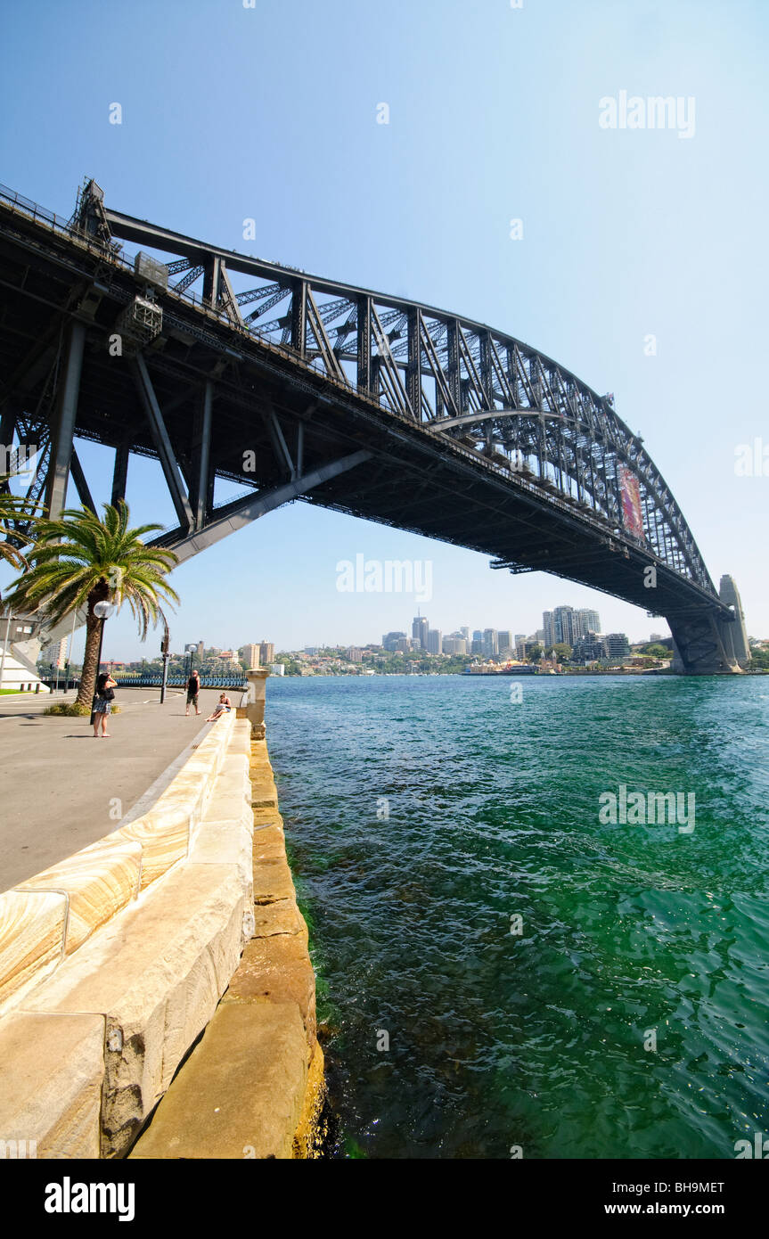 Sydney Harbour Bridge au départ de Dawes point Sydney Australie // SYDNEY, Australie — L'emblématique Harbour Bridge de Sydney est vu depuis Dawes point et présente son impressionnante structure en arche d'acier. Les eaux bleu-vert vibrantes du port de Sydney sont visibles, avec l'horizon de la ville au loin. Banque D'Images