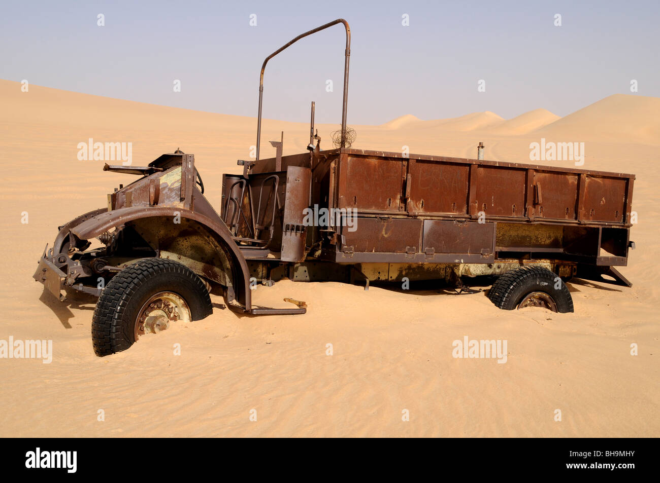 Un vieux véhicule militaire du Long Range Desert Group, une élite de la Seconde Guerre mondiale, l'unité de l'armée britannique dans le désert occidental de l'Afrique du Nord, l'Égypte. Banque D'Images