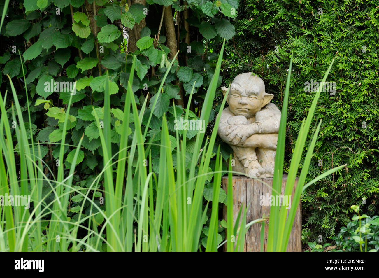Sculpture d'un gnome dans un jardin Banque D'Images