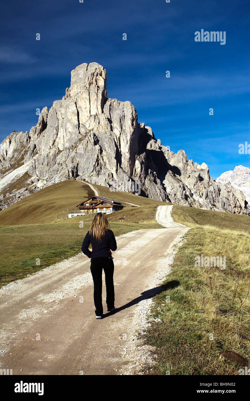 Fille qui marche vers la montagne sur col Giau Nuvolau Banque D'Images