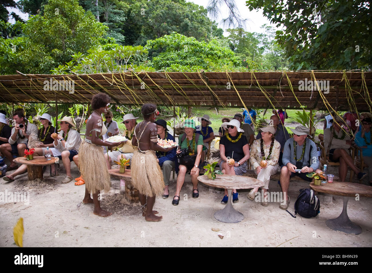 Les passagers du navire de l'expédition australienne Orion se rassemblent pour une cérémonie d'accueil sur la télécommande et rarement visité Nggela Island Banque D'Images
