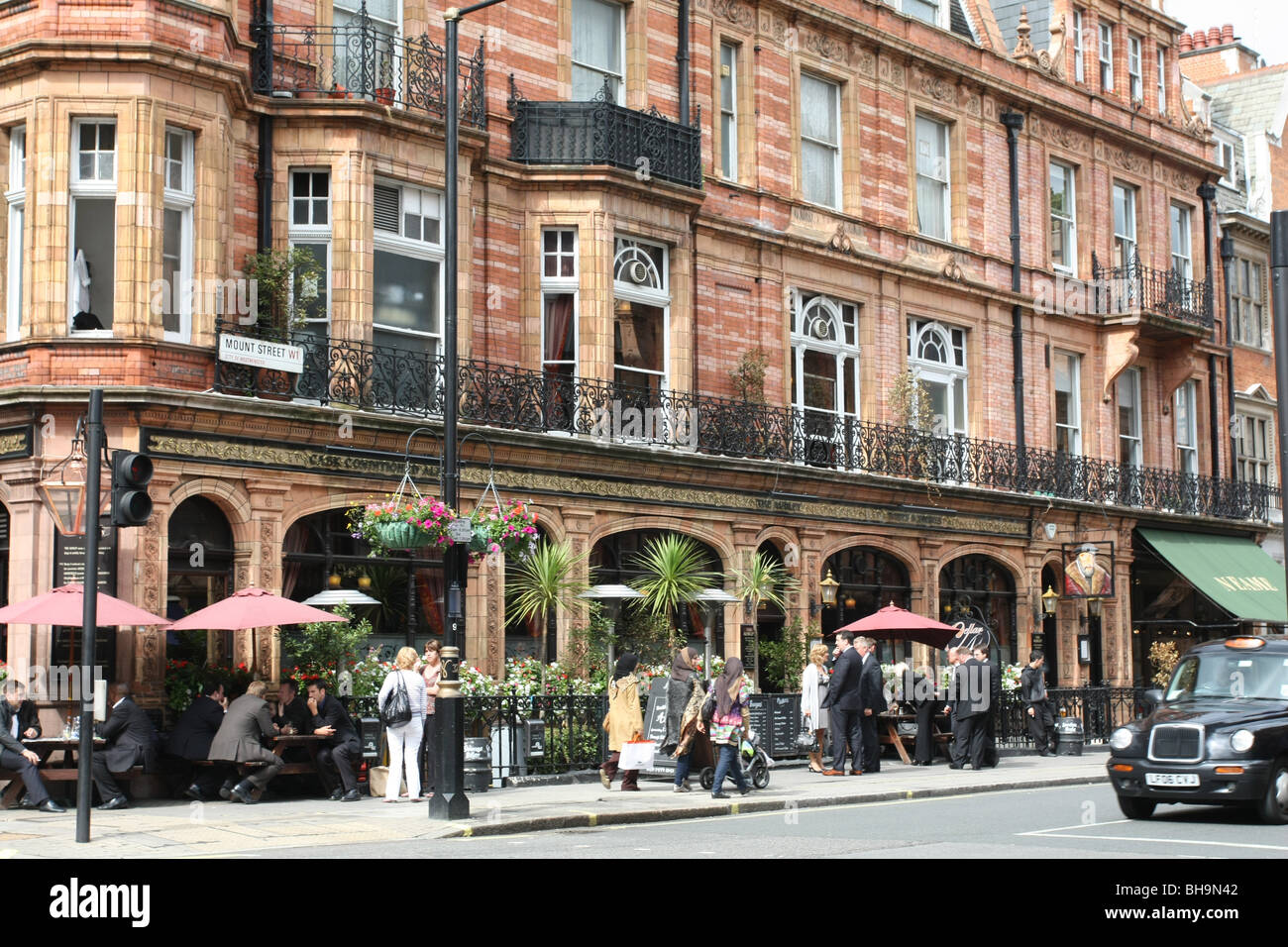 Londres, Mayfair Street avec restaurant Banque D'Images