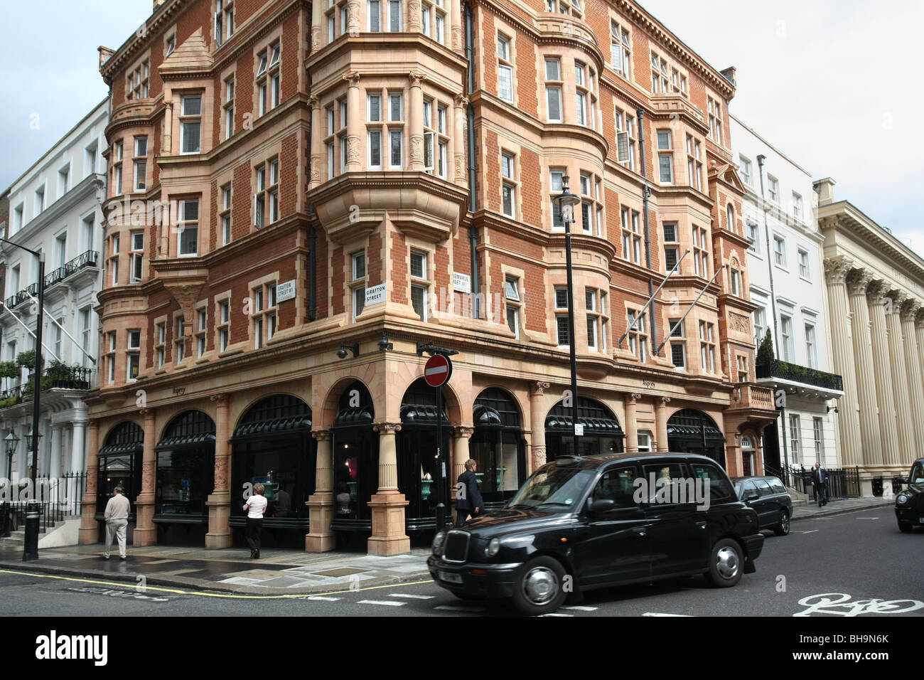 Londres, Mayfair street avec ses magasins et black cab Banque D'Images