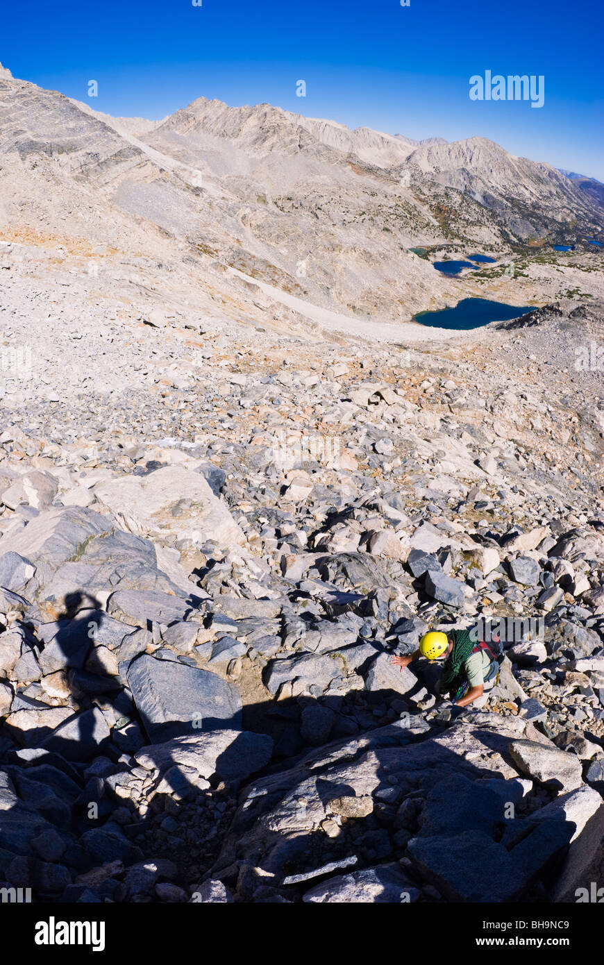 Grimpeur sur l'approche de Porter Creek Spire, John Muir Wilderness, la Sierra Nevada, en Californie Banque D'Images
