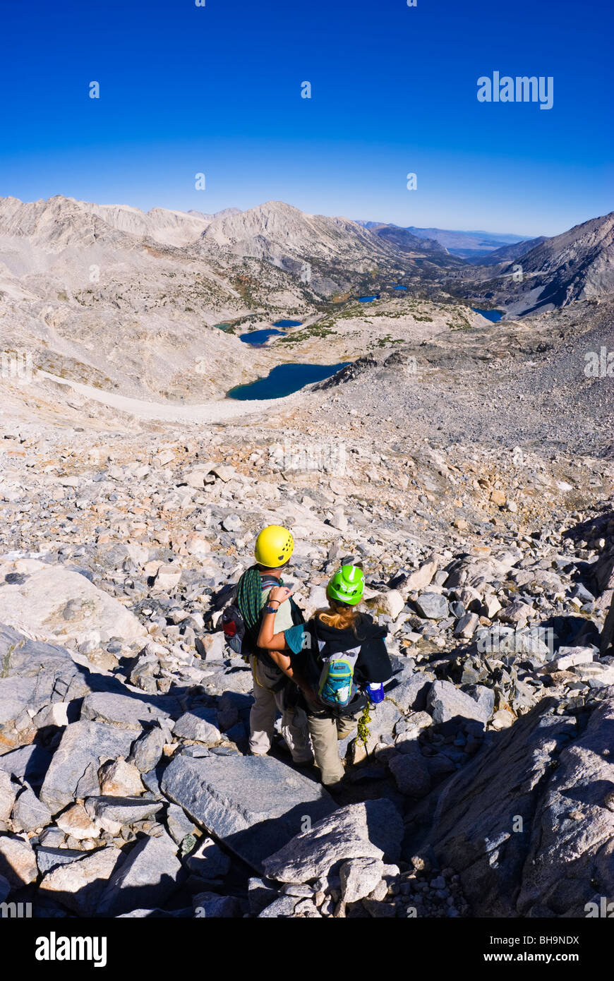 Alpinistes sur l'approche de Porter Creek Spire, John Muir Wilderness, la Sierra Nevada, en Californie Banque D'Images