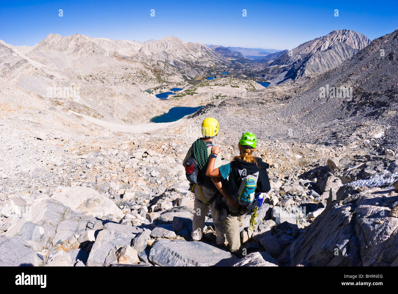 Alpinistes sur l'approche de Porter Creek Spire, John Muir Wilderness, la Sierra Nevada, en Californie Banque D'Images
