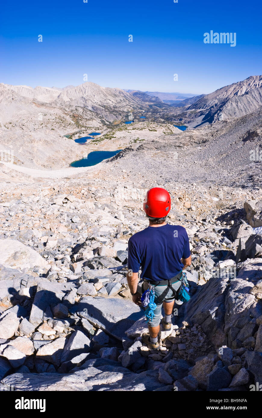 Grimpeur sur l'approche de Porter Creek Spire, John Muir Wilderness, la Sierra Nevada, en Californie Banque D'Images