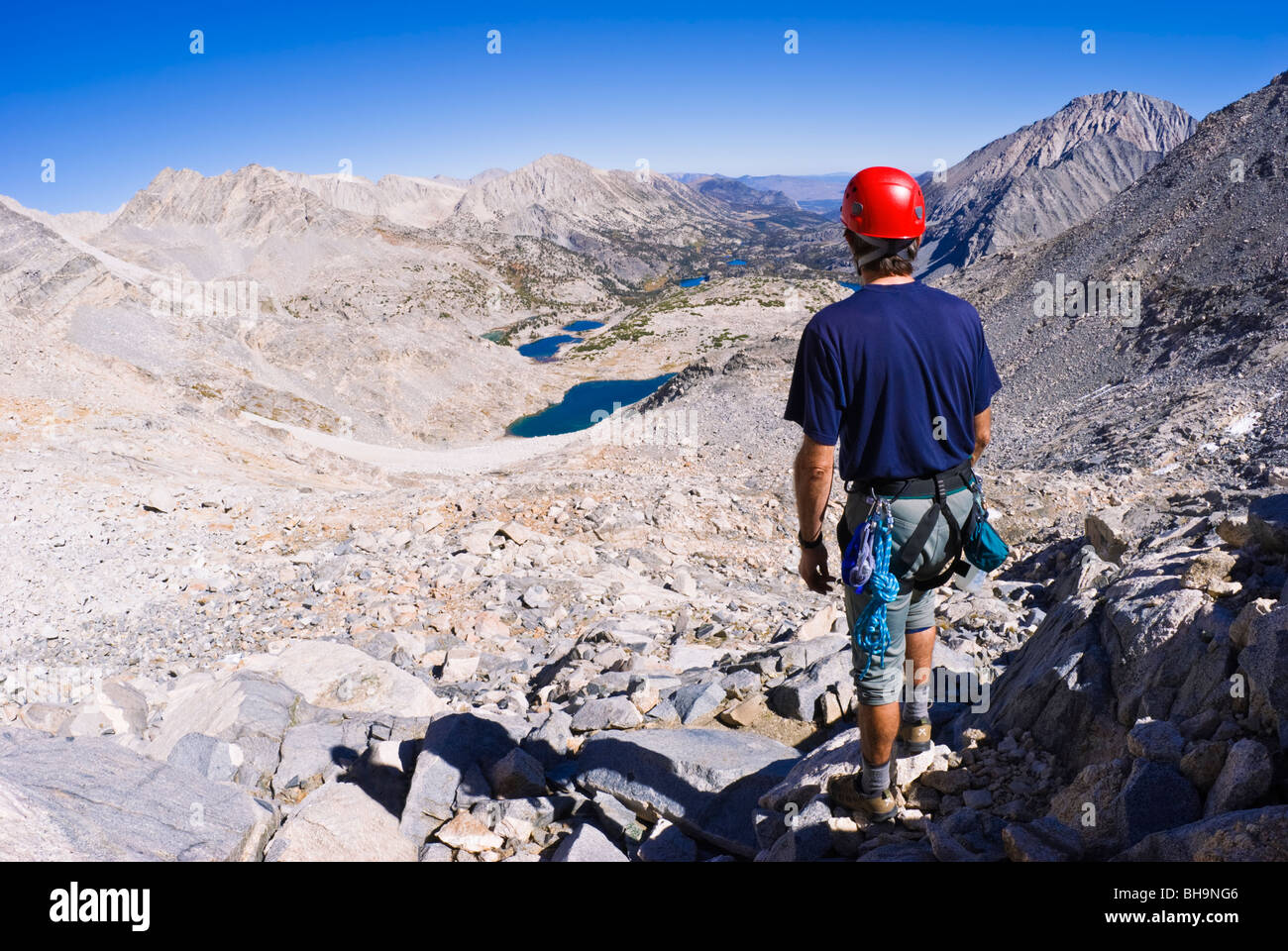 Grimpeur sur l'approche de Porter Creek Spire, John Muir Wilderness, la Sierra Nevada, en Californie Banque D'Images